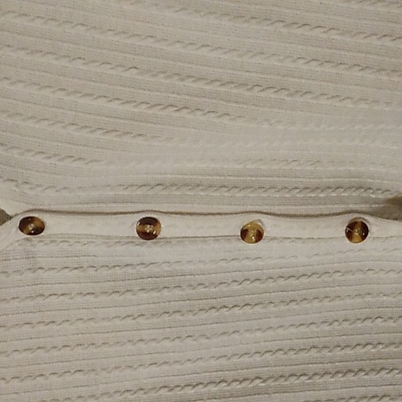 One step up white cardigan wit tortoise buttons and striped texture - Picture 2 of 4